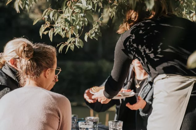 Personer på ett kafé blir serverade